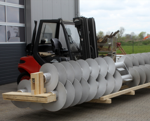 Austragsschnecken 9m lang tlw. mit Edelstahl plattiert bzw. Edelstahlummantelung Austragsschnecken 9m lang tlw. mit Edelstahl plattiert bzw. Edelstahlummantelung