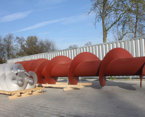 Dreiteilige EdelstahlSchneckenwelle Ø630 und Stahlschneckenwelle Ø1200 Dreiteilige EdelstahlSchneckenwelle Ø630 und Stahlschneckenwelle Ø1200