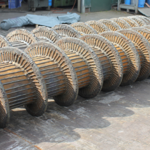 Gepanzerte Schneckenwellen mit Hartauftragsschweißung auf Schneckenflügeln und Achsrohr