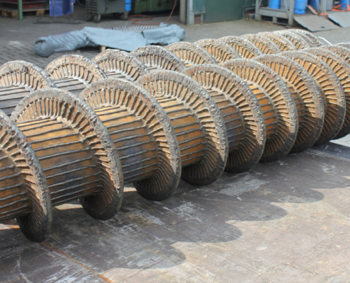 Gepanzerte Schneckenwellen mit Hartauftragsschweißung auf Schneckenflügeln und Achsrohr