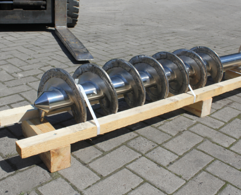 Einseitig gelagerte Edelstahlschneckenwelle mit Hartauftrag Einseitig gelagerte Edelstahlschneckenwelle mit Hartauftrag