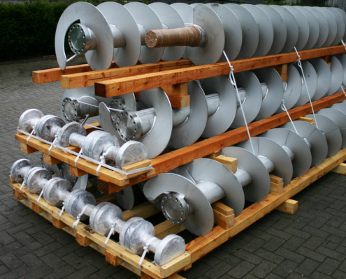 Mehrteilige Schneckenwelle in geflanschter Ausführung mit Mitelllagerzapfen bzw. Zwischenlagerzapfen