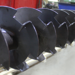 Schneckenwelle mit gekanteten Ausklinkungen an den Schneckenflügeln