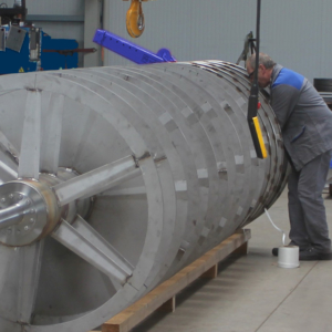 Edelstahl-Schneckenwelle mit Bandflügelsegmenten und geflanschten Antriebszapfen