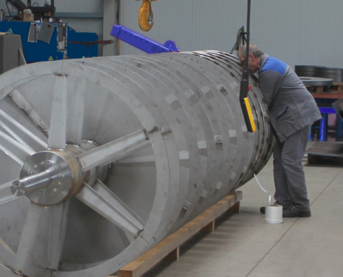 Edelstahl-Schneckenwelle mit Bandflügelsegmenten und geflanschten Antriebszapfen