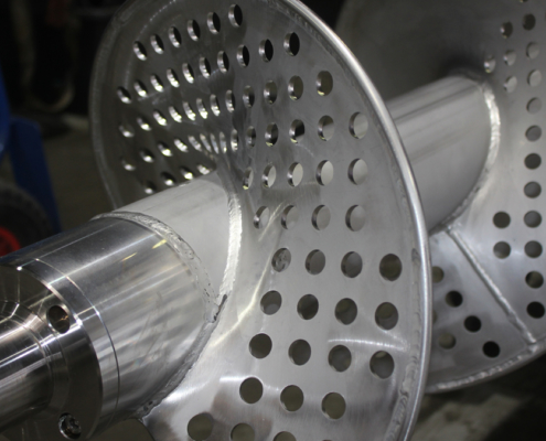 Schneckenwelle mit aufgesetzten Vollflügeln, Mischpaddeln und Rundstählen