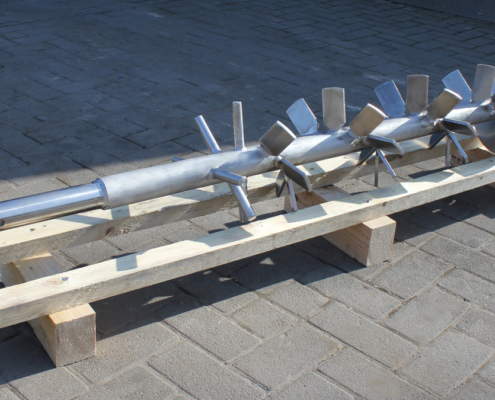 Schneckenwelle mit aufgesetzten Vollflügeln, Mischpaddeln und Rundstählen