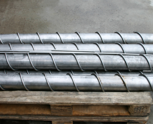 Schneckenwellen mit gewickeltem Rundeisen als Schneckenspirale Schneckenwellen mit gewickeltem Rundeisen als Schneckenspirale