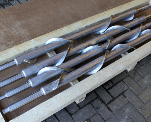 Schneckenwellen mit sehr großen Steigungen, zur Mitte fördernd