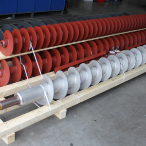 Versandbereite Schneckenwellen Niro ummantelt bzw. Edelstahlplattiert, aus Mangan und aus Nornalstahl S235 und S355 Versandbereite Schneckenwellen Niro ummantelt bzw. Edelstahlplattiert, aus Mangan und aus Nornalstahl S235 und S355