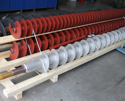 Versandbereite Schneckenwellen Niro ummantelt bzw. Edelstahlplattiert, aus Mangan und aus Nornalstahl S235 und S355 Versandbereite Schneckenwellen Niro ummantelt bzw. Edelstahlplattiert, aus Mangan und aus Nornalstahl S235 und S355