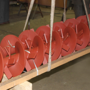 Verschleißfeste Schneckenwellen mit Vollflügeln und zwischengesetzen Paddeln zum Auflockern des Förderguts