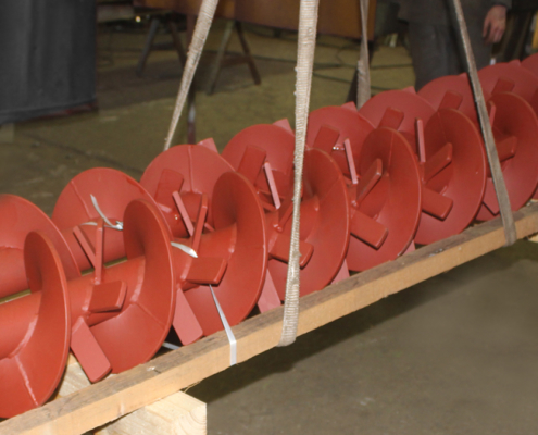 Verschleißfeste Schneckenwellen mit Vollflügeln und zwischengesetzen Paddeln zum Auflockern des Förderguts