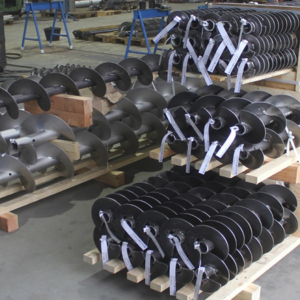 Schneckenwellen aus Normalstahl und VA vorbereitet für genormte Zapfen bei der Warenausgangskontrolle