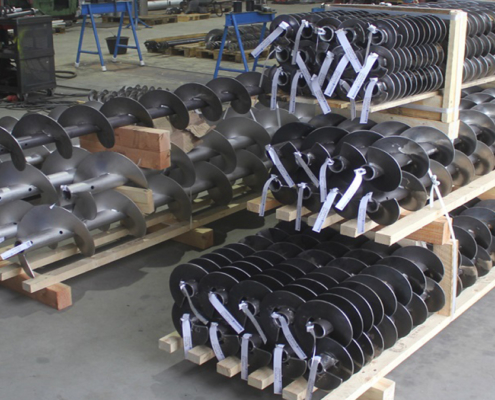 Schneckenwellen aus Normalstahl und VA vorbereitet für genormte Zapfen bei der Warenausgangskontrolle