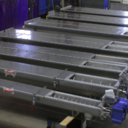 Trogschneckenförderer mit Abdeckung