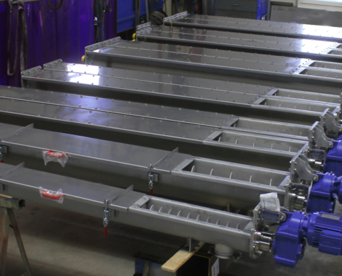 Trogschneckenförderer mit Abdeckung