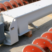 Förderschnecke mit integrierten Besen zur Siebreinigung