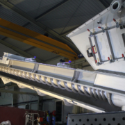 Schrägschnecke mit hydraulisch klappbarem Trog