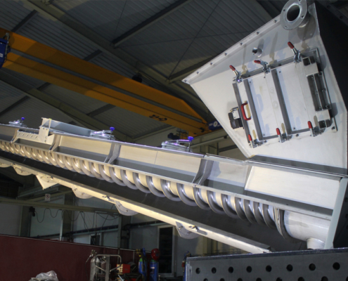 Schrägschnecke mit hydraulisch klappbarem Trog