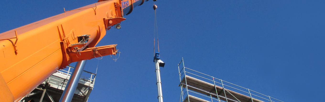 Montage eines Fördersystems Ein Schneckenförderer wird geliefert